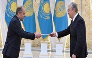سفیر جدید ایران استوارنامه خود را تقدیم رئیس جمهور قزاقستان کرد سفیر جدید ایران استوارنامه خود را تقدیم رئیس جمهور قزاقستان کرد